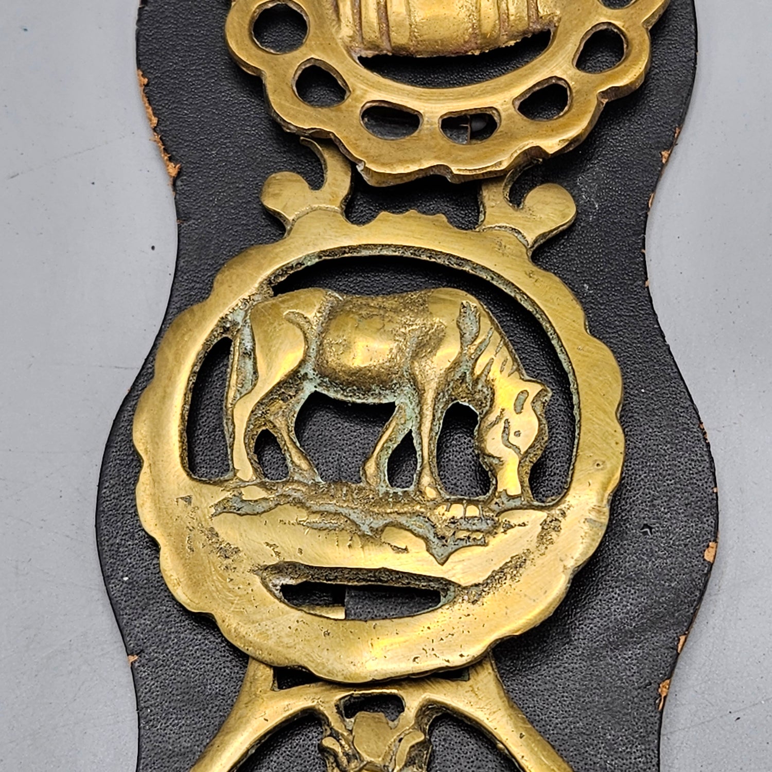 ANTIQUE ENGLISH HORSE BRASS MEDALLION WITH A WORK HORSE