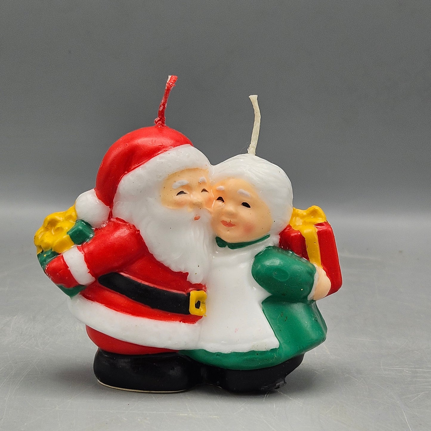 Vintage Avon Santa & Mrs. Claus Exchanging Gifts Christmas Candle