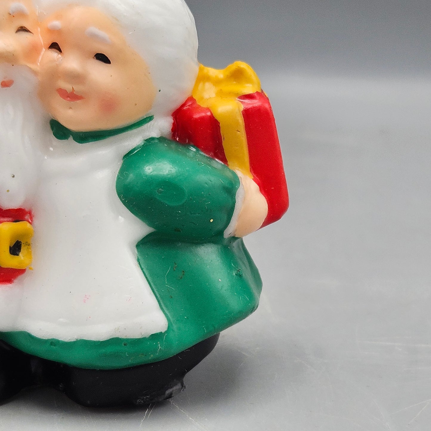 Vintage Avon Santa & Mrs. Claus Exchanging Gifts Christmas Candle