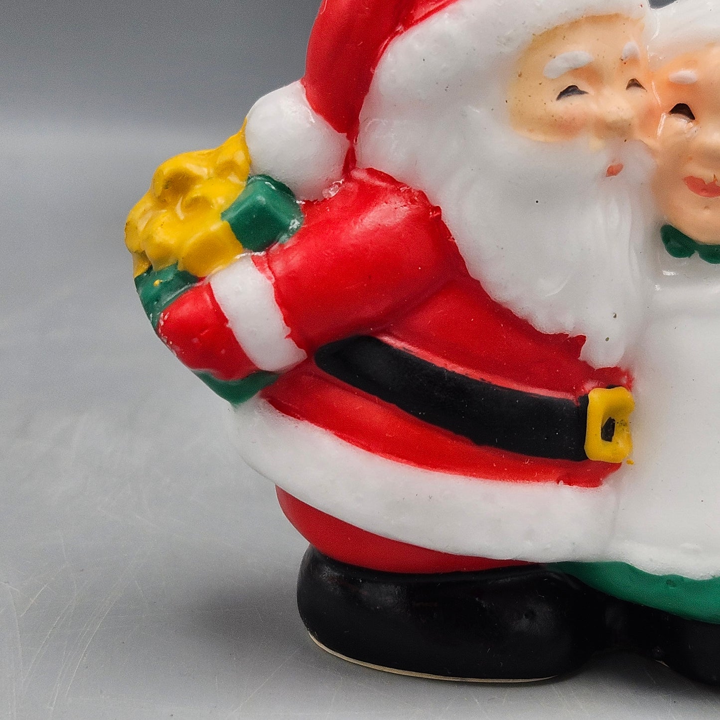 Vintage Avon Santa & Mrs. Claus Exchanging Gifts Christmas Candle